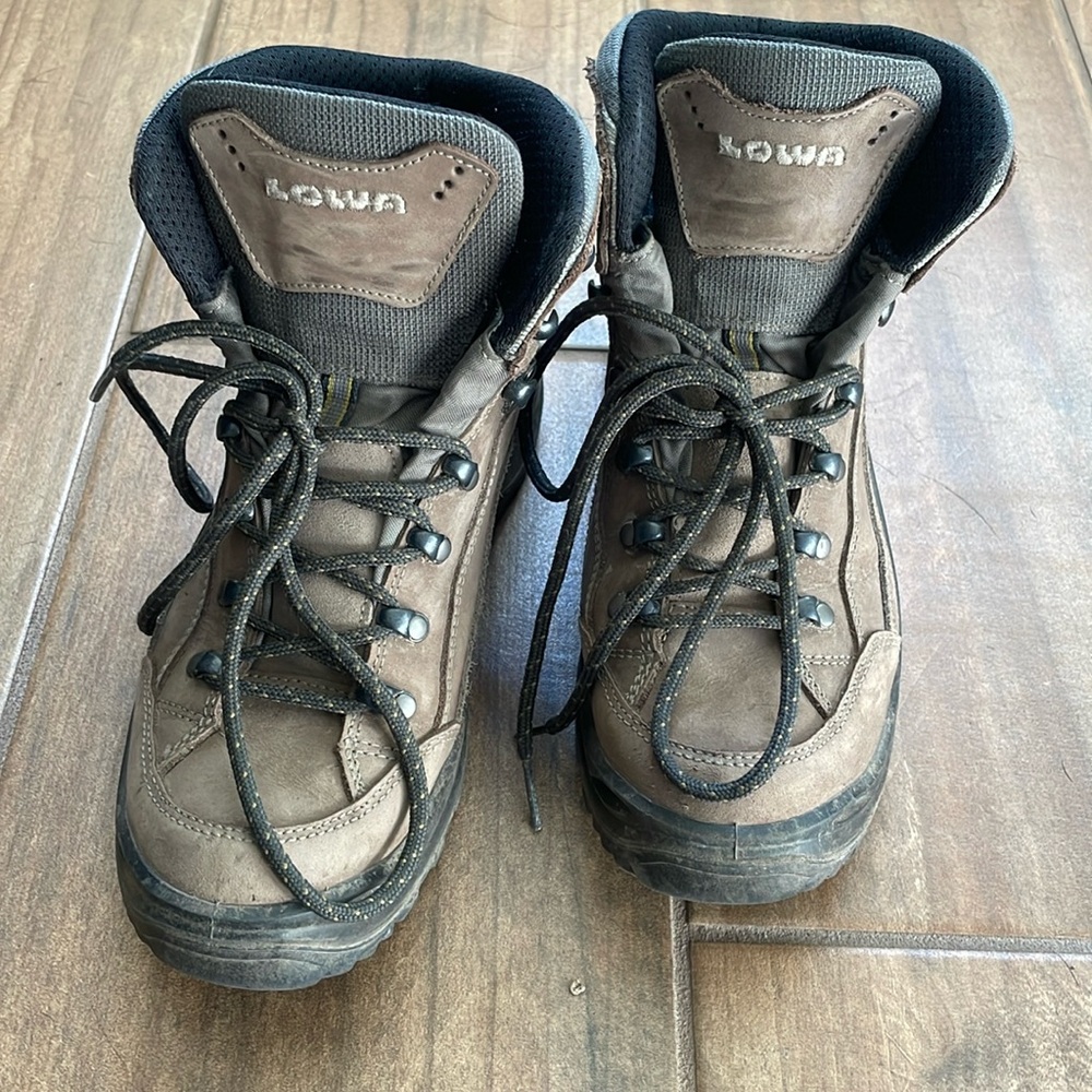 PENDING: Lowa Mid GTX Women’s 8W